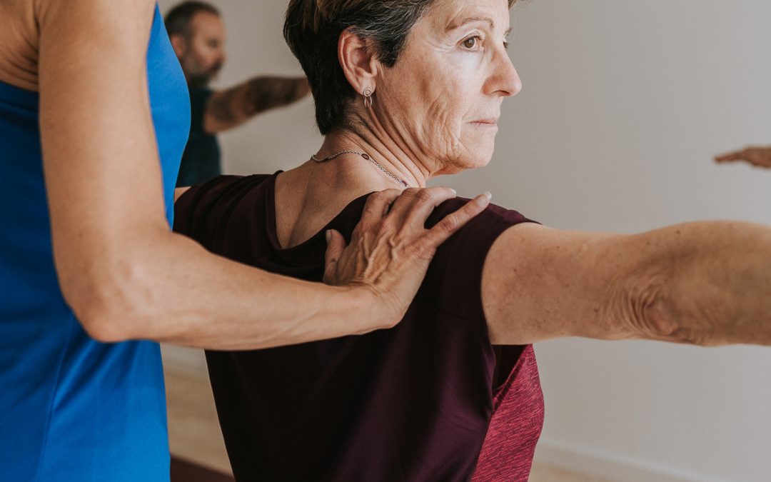 Pratiquants pendant un cours de yoga à Purnata Yoga à La Crau, dans une posture simple et attentive