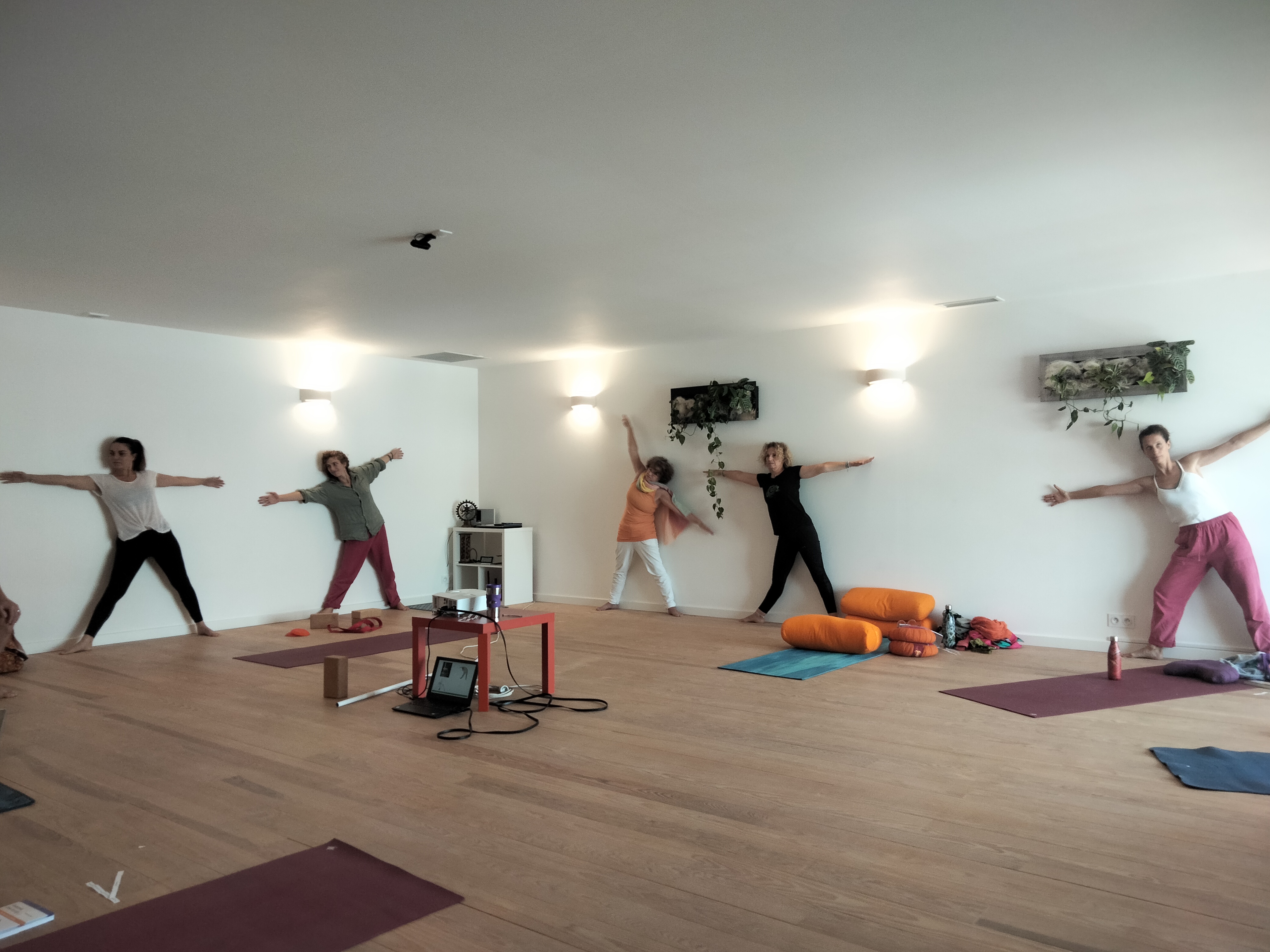 Échange pédagogique entre formateur et professeurs de yoga chez Purnata Yoga