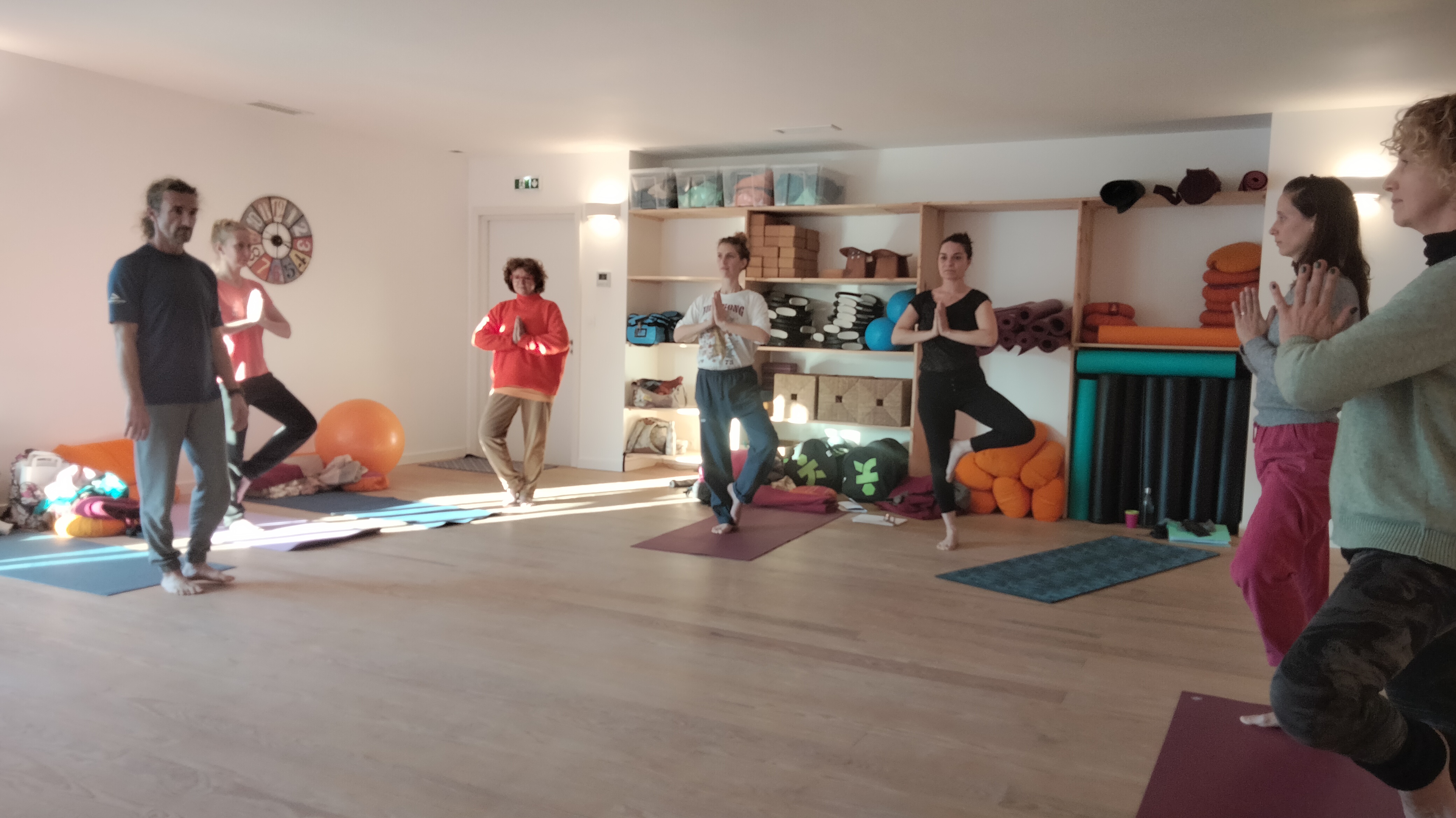 Mise en situation pédagogique en formation de professeur de yoga chez Purnata Yoga