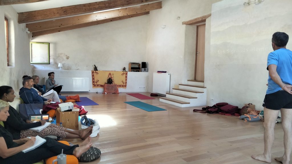 Stagiaires en situation d’enseignement lors d’une formation de professeur de yoga Purnata Yoga